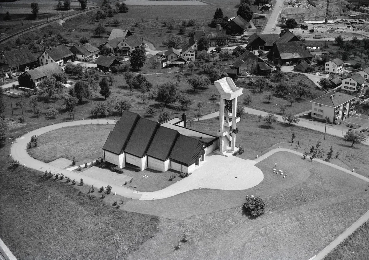 Luftbild der reformierten Kirche Illnau-Effretikon.